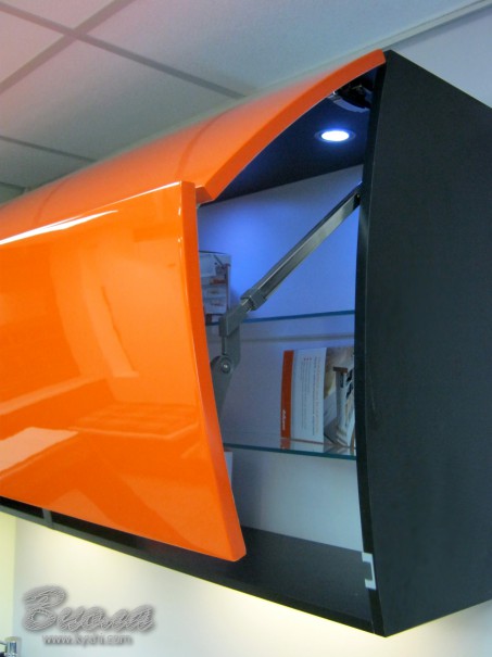 Автоматический подъемник Aventos servodrive в верхнем шкафу